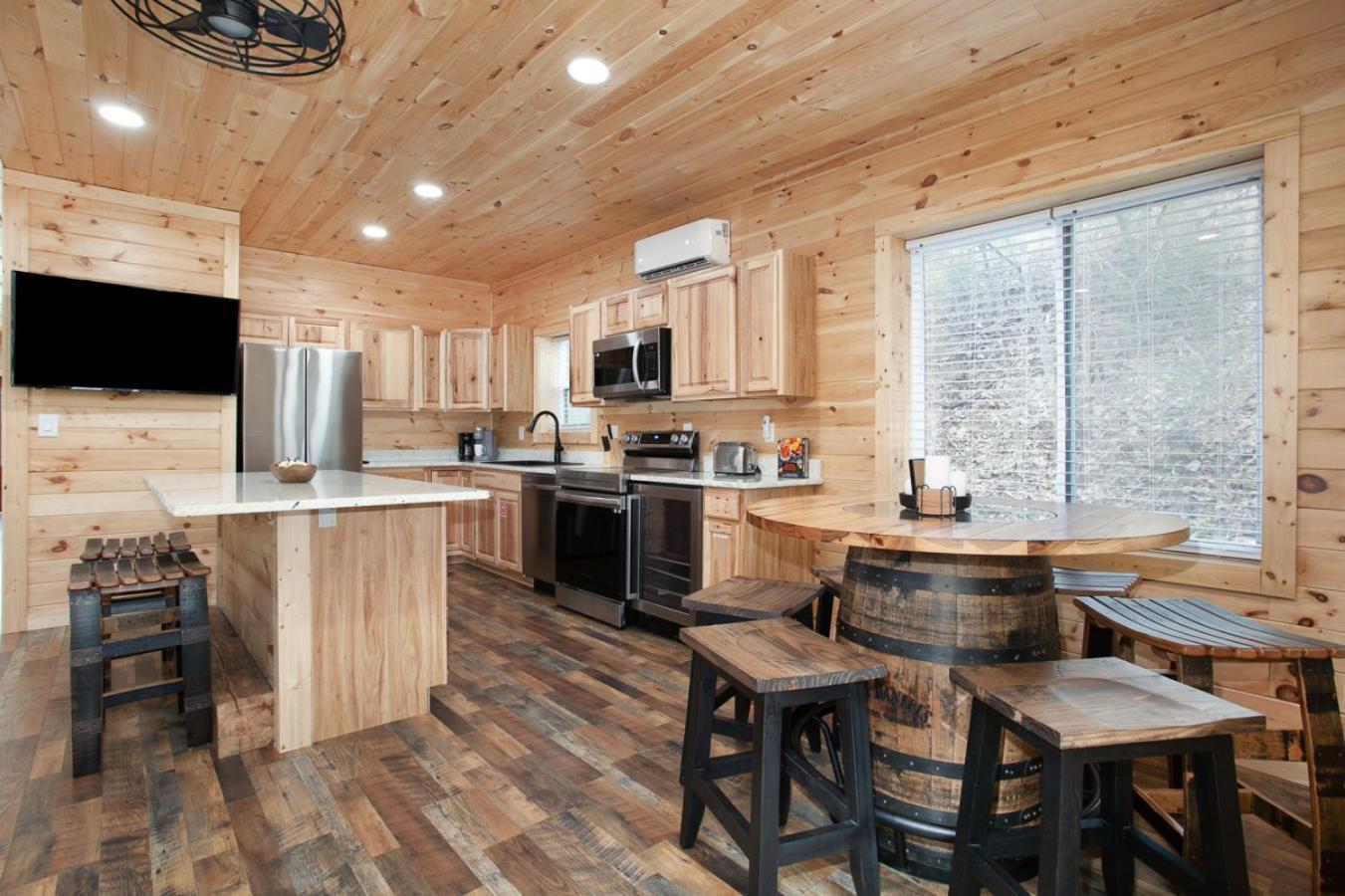 Whiskey Barrel W Hot Tub Arcade Game Fire Pit Villa Sevierville Ngoại thất bức ảnh